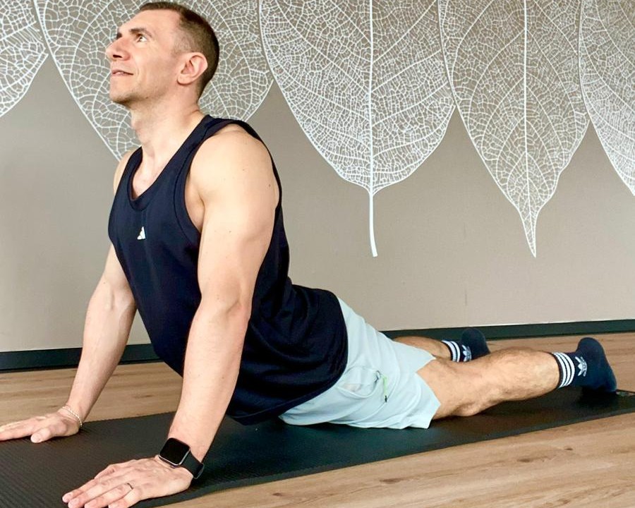 Luca Donà - Pilates cobra pose sul mat